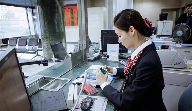 山西小伙查银行卡余额,发现欠银行999亿_杨先生_工作_薪水