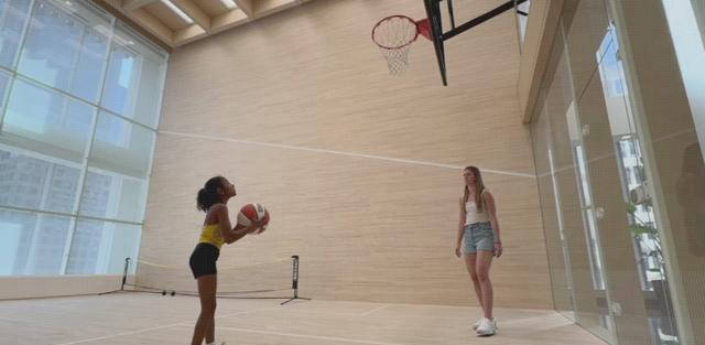 曾一直在练习篮球,被许多媒体寄予厚望成为未来的美国女子篮球之星