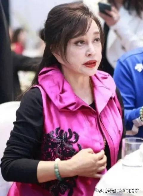 6771岁"老丫头"刘晓庆近照吓坏全网,网友质疑:这是画皮还是妖怪