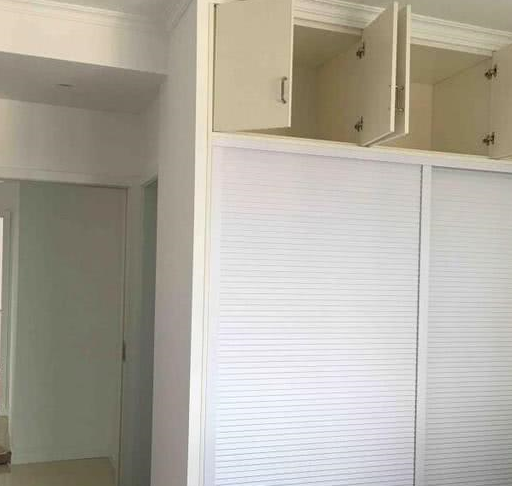 一种比较常见的现场推拉门设计,主要是因为面积不够宽,未来的维修轨道