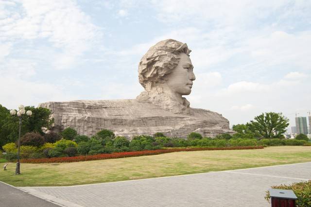 漫步在黄兴步行街上,你可以品尝到地道的湖南小吃,如臭豆腐,糖油粑粑