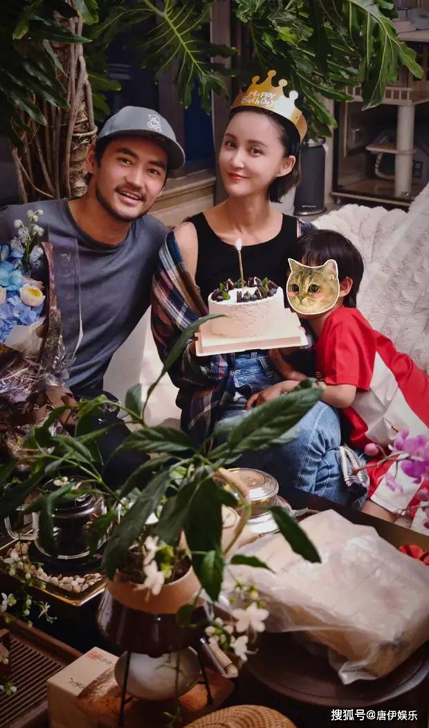 张歆艺43岁生日温馨庆生,袁弘和儿子相伴,状态极佳少女感满满.