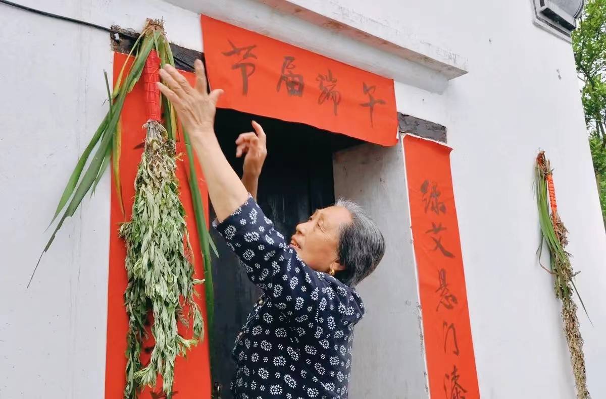 在挂艾草前,要挑选新鲜强壮的艾草,用红绳绑好,红色代表着喜庆,吉祥.
