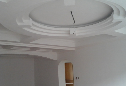 还在用石膏线来吊顶,如今都盛行装这种材质的,省钱又好看!