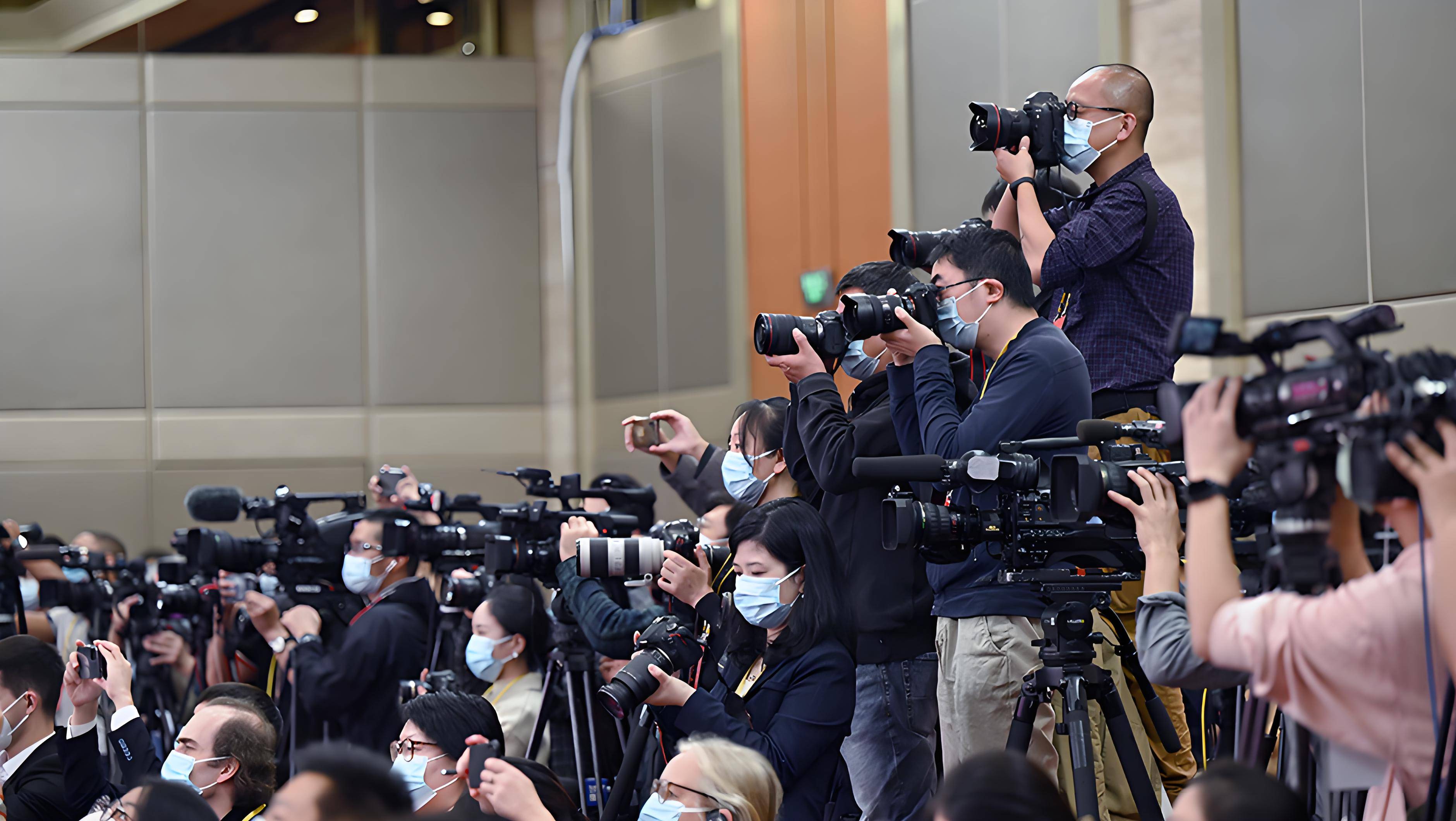 不想找中介?怎么跟媒体记者联系邀请到场采访