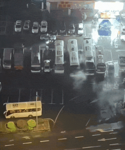 突发!大巴车自燃几分钟烧光,现场不忍心看,司机疑没买保险