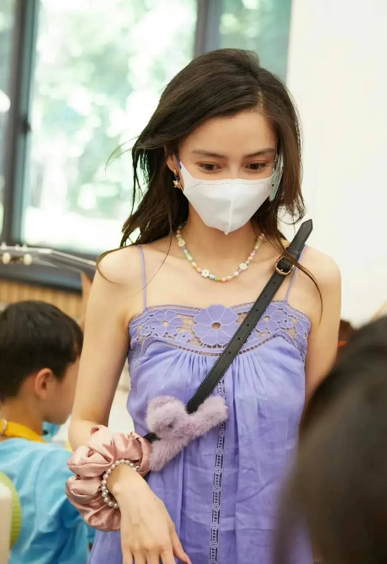 angelababy穿镂空吊带参加儿子学校活动被批不合适,引家长沸腾