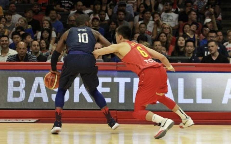 中国男篮和欧文交手2次,杨毅问"欧神仙"强在哪?赵继伟机智回答