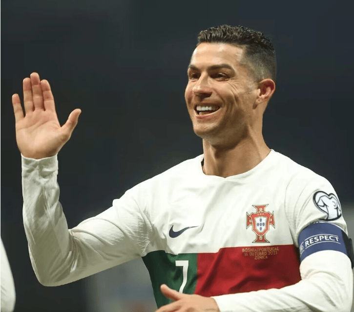 c罗很意外,球迷:吃饼踢法不受尊重_进球_足球场_前锋