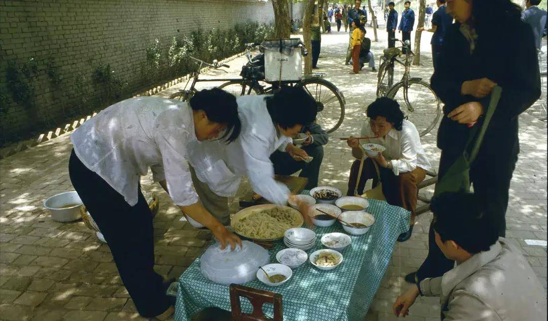 八十年代老照片:质朴中国人,发自内心的笑容,虽穷但内心充实满足