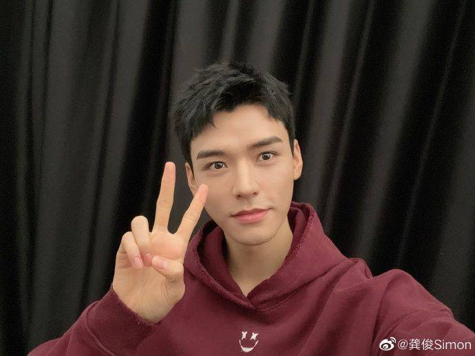 老龚曾在小红书分享平时使用的面膜,他表示第三贵的面膜是拍摄重要戏