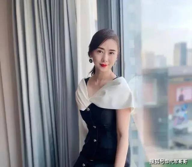 伍伟杰家境殷实,拥有一片宽敞的庄园.