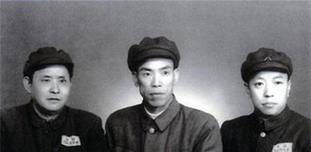 铁匠梁兴初回家报师恩,师娘因克扣工钱事躲,他不计前嫌送礼致谢