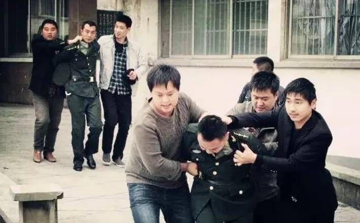 假少将董大维:15年行骗300多万,因入戏太深而被捕,下场如何?