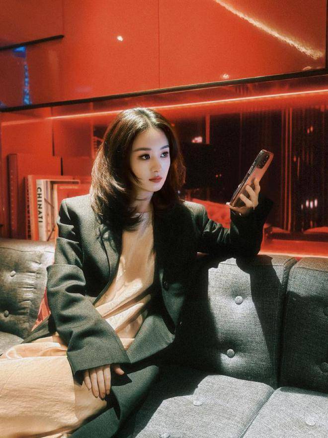 赵丽颖公开行程受期待,家庭事业两不误,与儿子同框母爱感爆棚