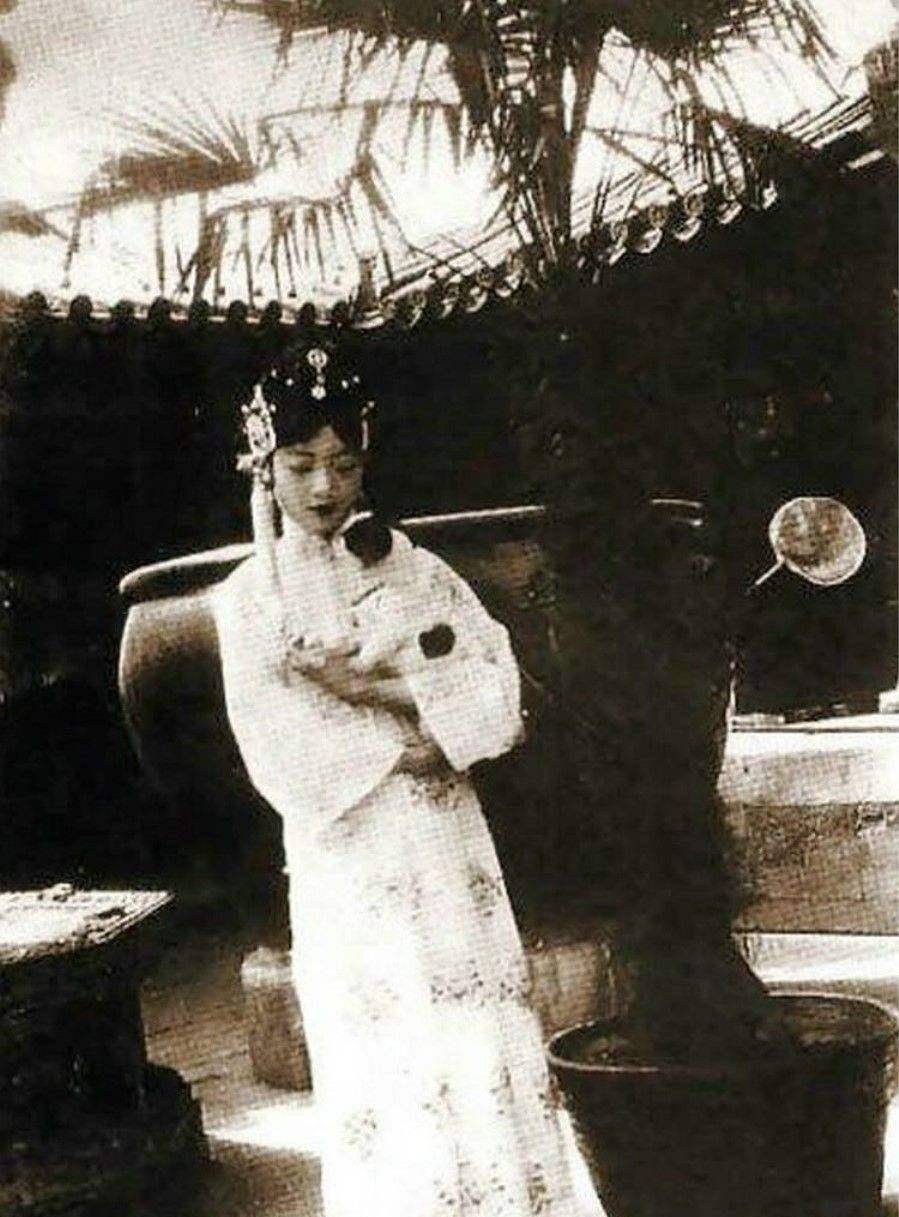 1946年,婉容狱中身亡被扔臭水沟,冒死安葬的李家兄弟结局如何?