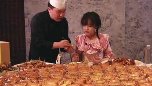 网红直播吃1500只大闸蟹,满满一大桌开心吃完,结账时"傻眼"了_美女