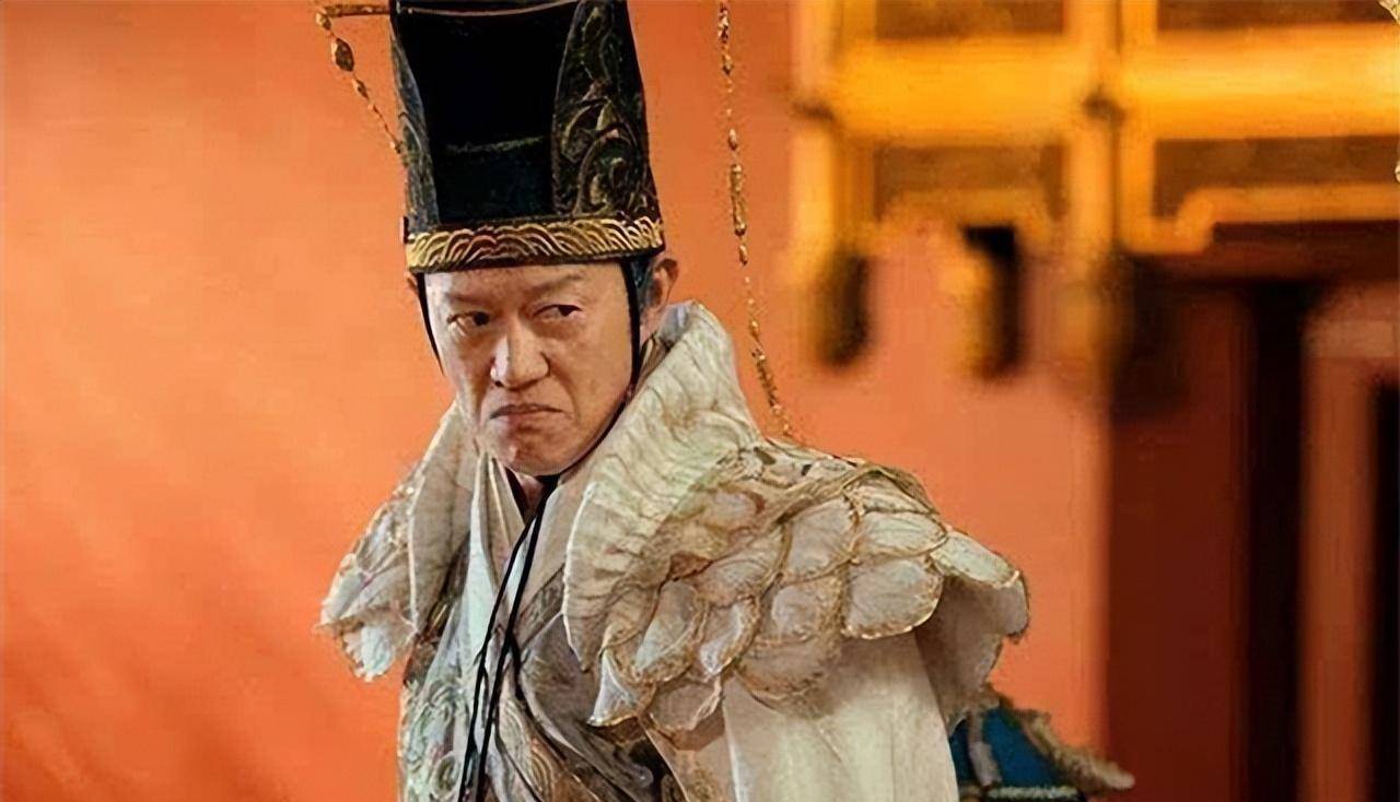 魏忠贤出身贫寒,万历年间,年少的他自行净身入宫,成为了一名太监.