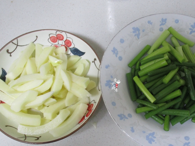 这二样蔬菜一起烧,比肉还香,常做给家人吃,提高免疫力