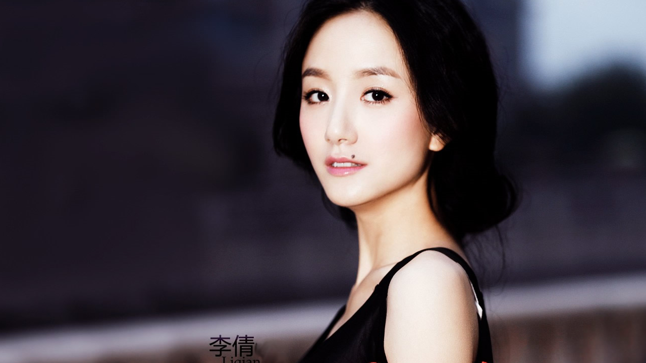 嘴唇上方长痣女人嘴巴的右上方,鼻子下方的位置长痣,是吉利的代表.