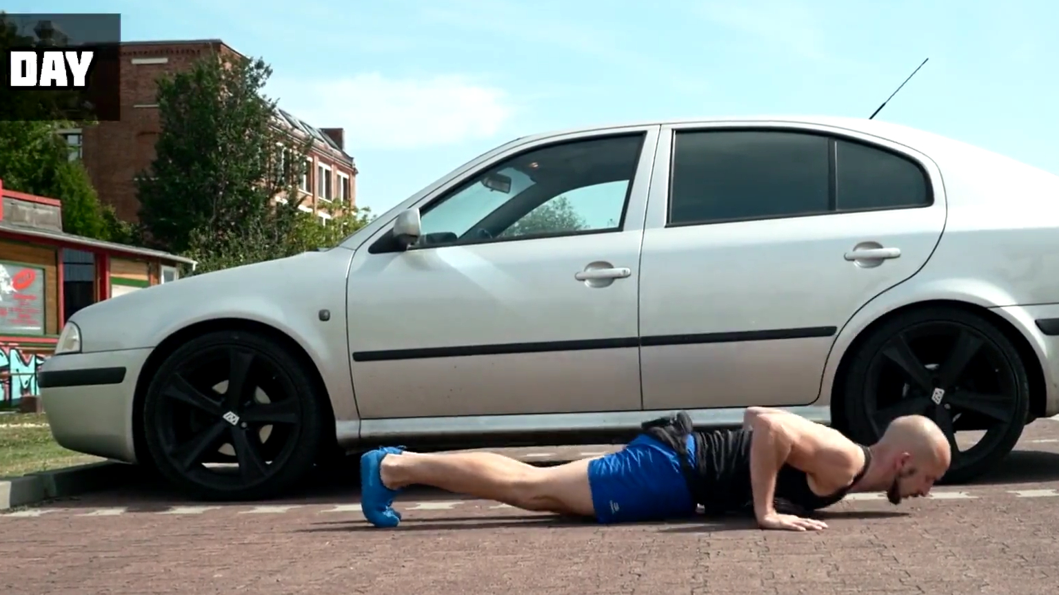 做俯卧撑的时候夹紧手臂,让你锻炼效果更好