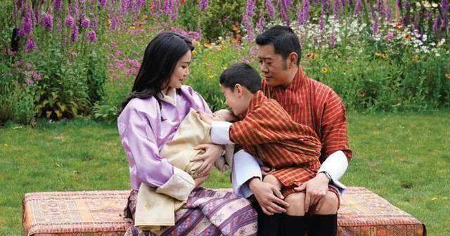 40岁不丹国王与恋人同框,两边互相依偎一脸自满,疏忽极冷的佩玛