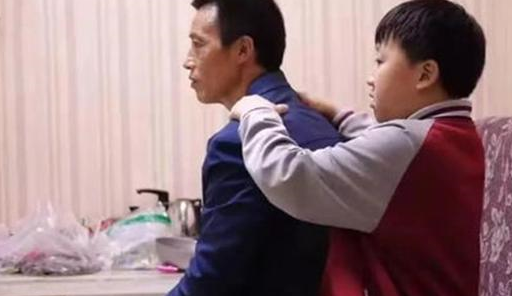 这张父子照曾火遍全国,如今10年过去了,他们的生活比照片更动人