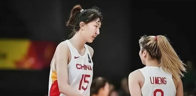 中国女篮热身赛失利:李缘受伤,战术问题频现