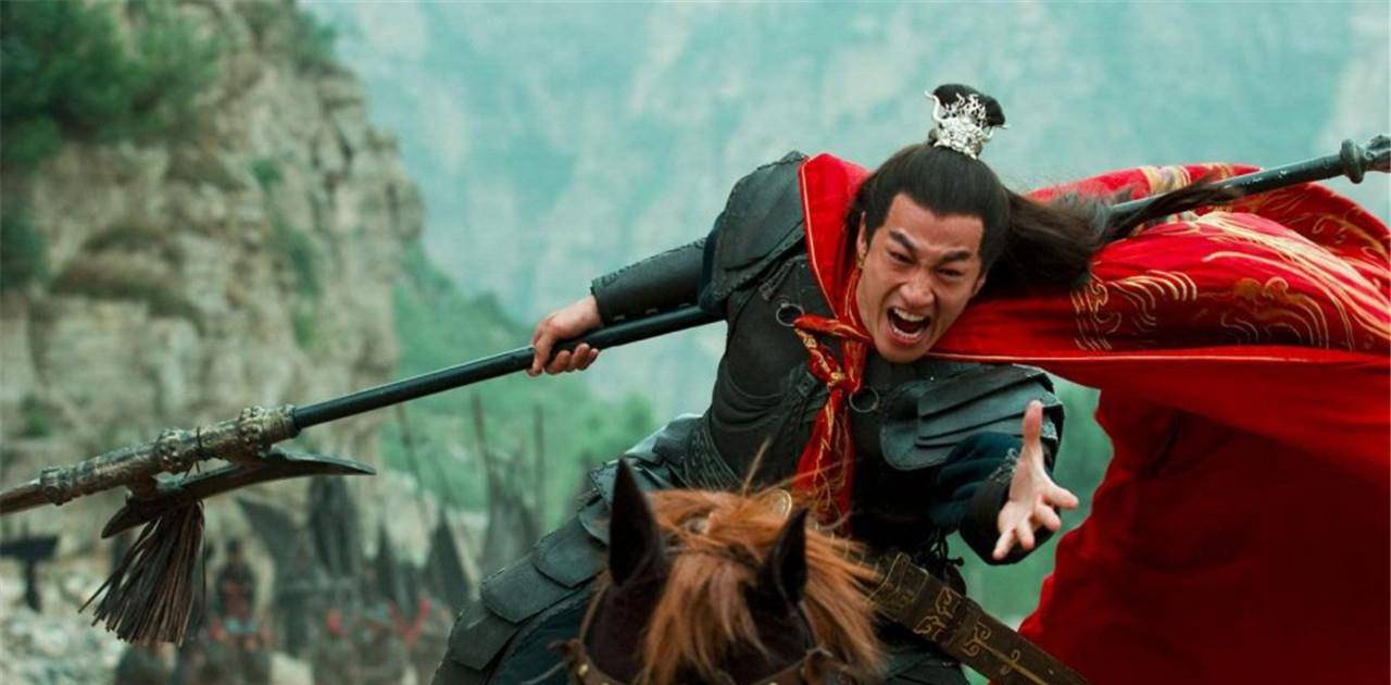 三国乱世中,吕布和刘备同为草根,为何结果迥异?
