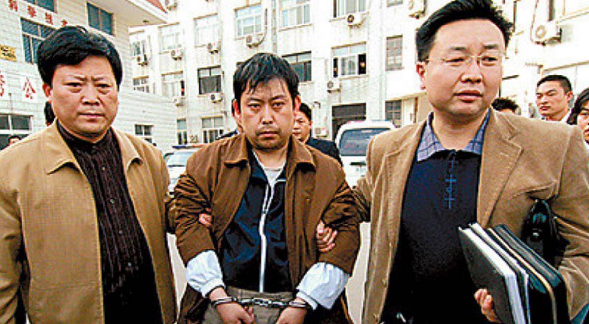 而与所犯之人有所勾结的,例如马向景,他的行径伙同贪污,以共犯论处.