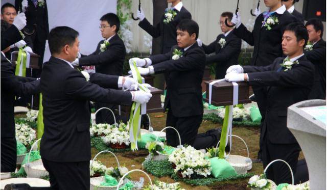 高薪苦差入殓师:用心送逝者,却难获尊重,被问工作只能说民政部