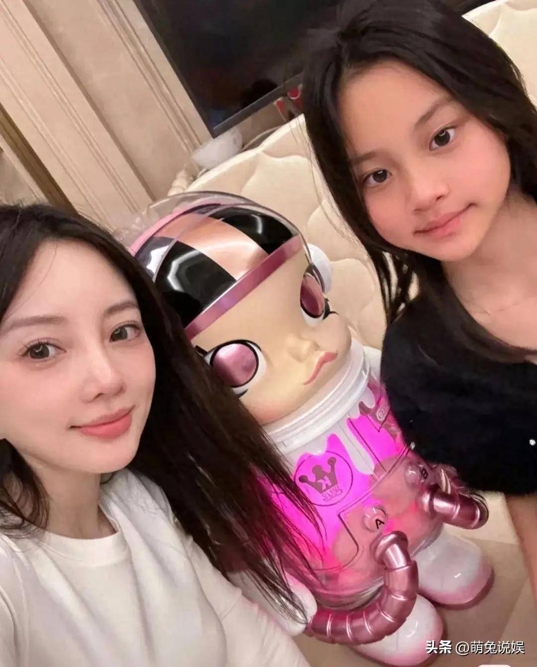 李小璐携女儿外出游玩,12岁甜馨快跟妈妈一样高了,母女俩像姐妹