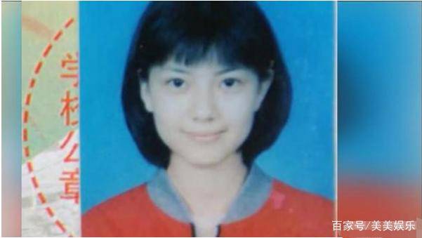 过一张高圆圆的证件照,这张应该是成年之后,已经迈进了彩色照片的年代