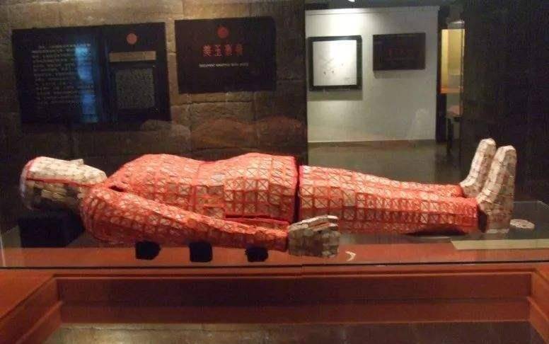 2000年富商2万伪造金缕衣,故宫专家估价24亿,骗走银行数亿贷款