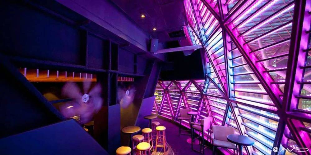 揭秘酒吧装修秘籍:如何让空间焕发持久魅力?