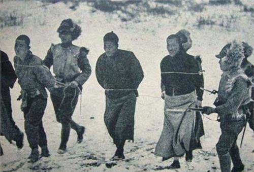 赵永新原本叫赵焕卿,1913年生于黑龙江双城县,从小当私塾先生的张永新