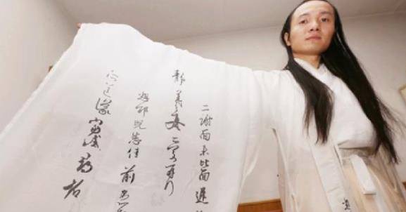 西安90后男子金少白:长发及腰穿汉服10年,无视非议收获爱情事业