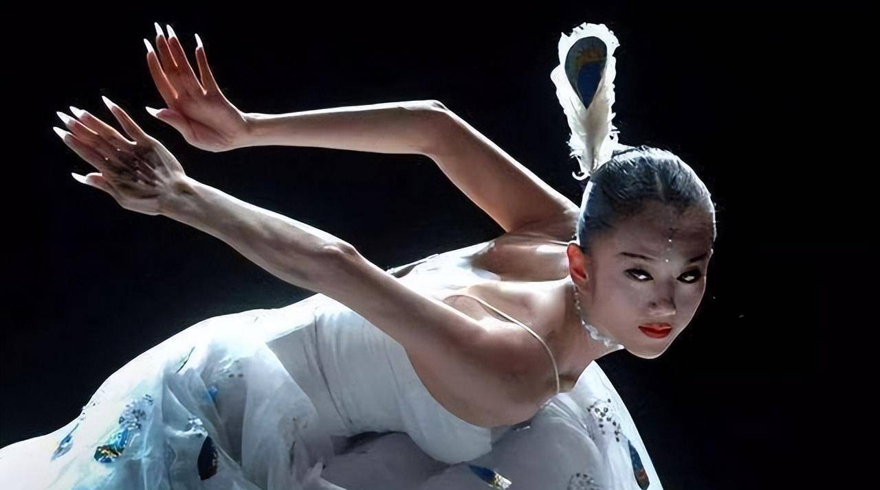 宁夏46岁"巨婴"郭冷:除跳舞连衣服也不会洗,年入百万无人敢嫁