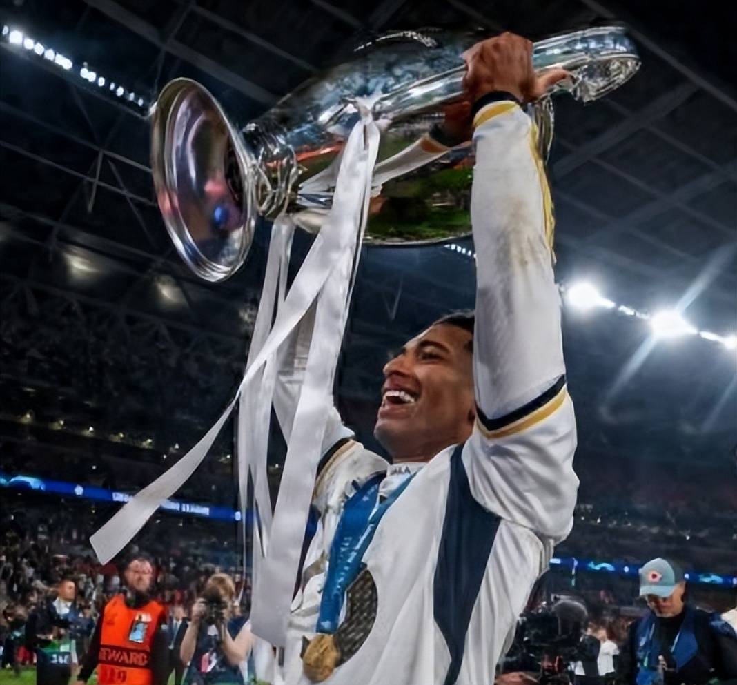 一场2-0,让金球奖之争有变:皇马3巨星分票,梅西获奖希望大增_欧冠决赛