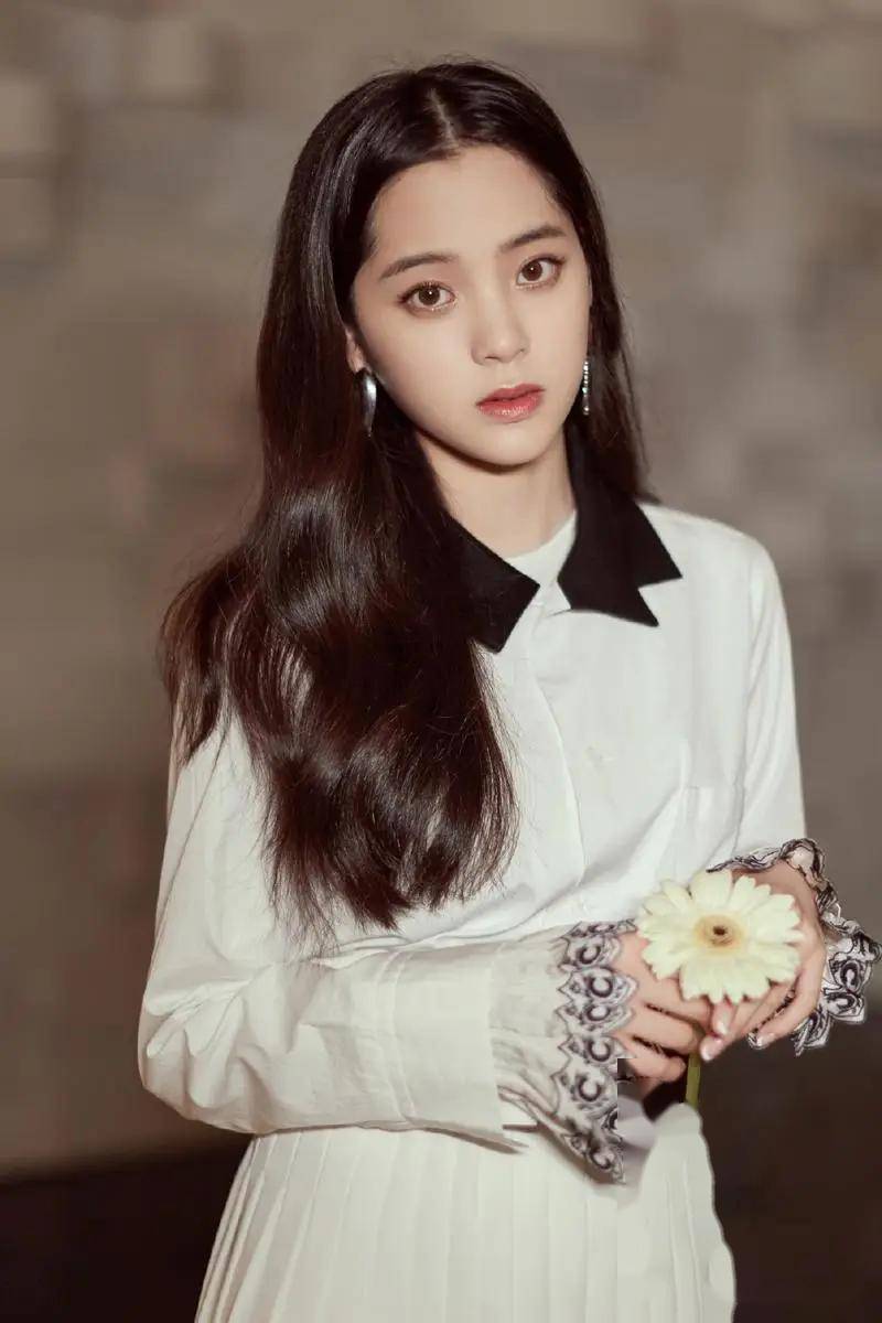 23岁的欧阳娜娜,身材火辣,每个镜头都在诉说这谁顶得住!