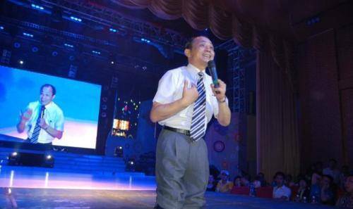 亚洲赌王一夜狂赚550万,却流落街头卖唱,多年后在出租屋中去世