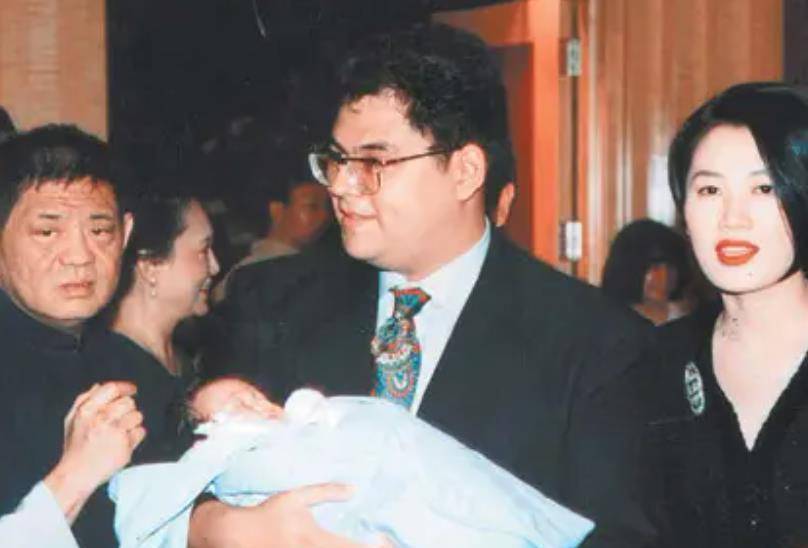 他一生中有过四位妻子,第一位是在国外读书时认识的,当时两人结婚后还
