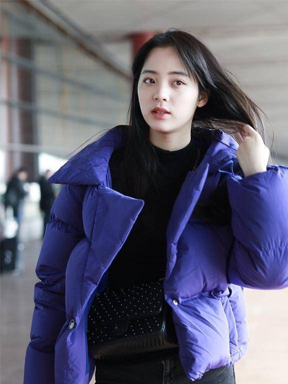 欧阳娜娜气质是真好,身穿深蓝色羽绒服,轻轻撩发温柔可人