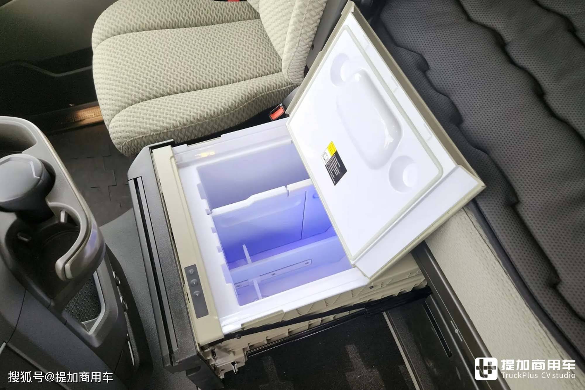 床下的抽拉式冰箱及抽拉式储物箱依然存在,但尺寸并没有进行加大床下