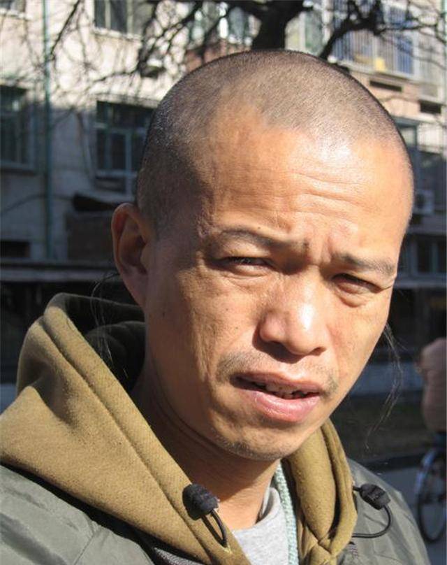 他取出自己的一根肋骨,送给5个最爱的女人,他说很痛,但很快乐_何云昌