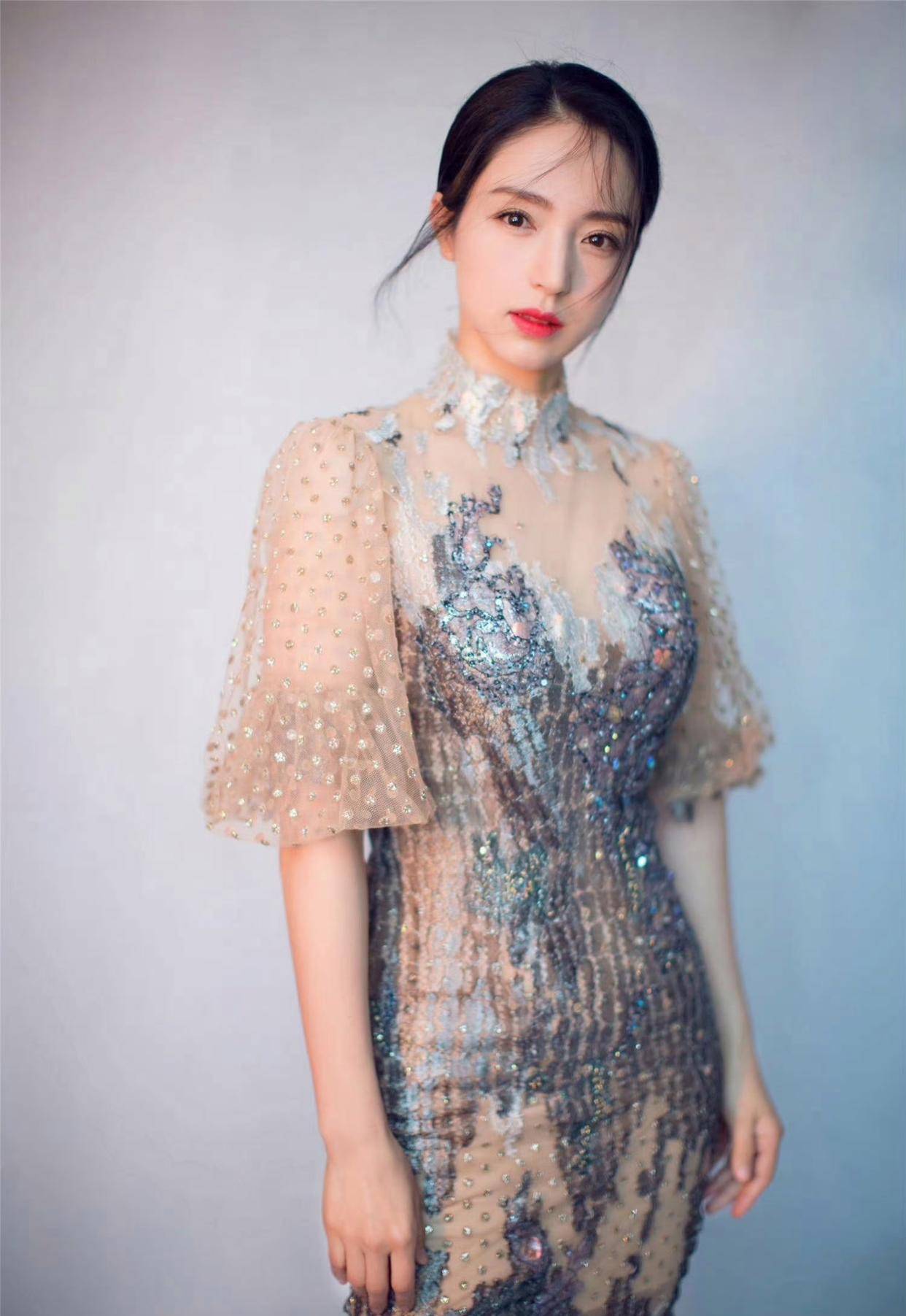 董璇薄纱包臀裙秀出完美身材,简直让人窒息!