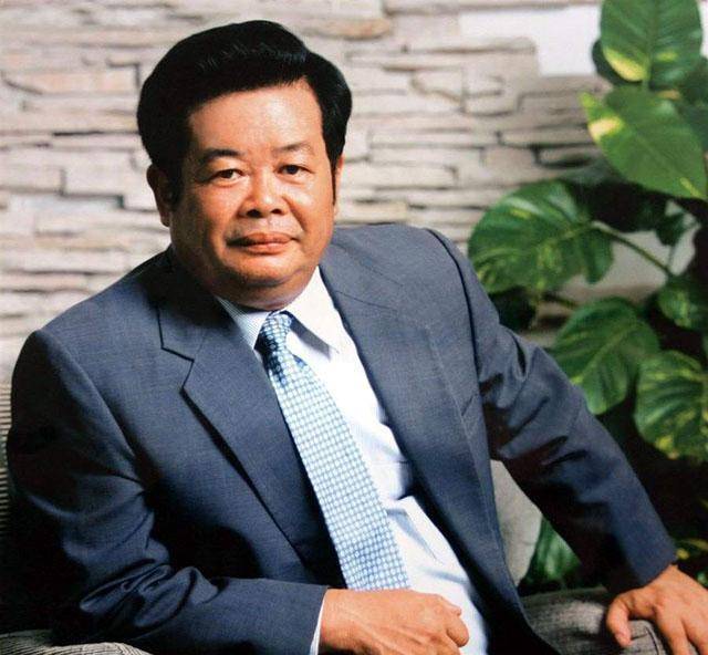 曹德旺希望曹晖进一步学习商业知识以丰富头脑,便不顾儿子的反对执意