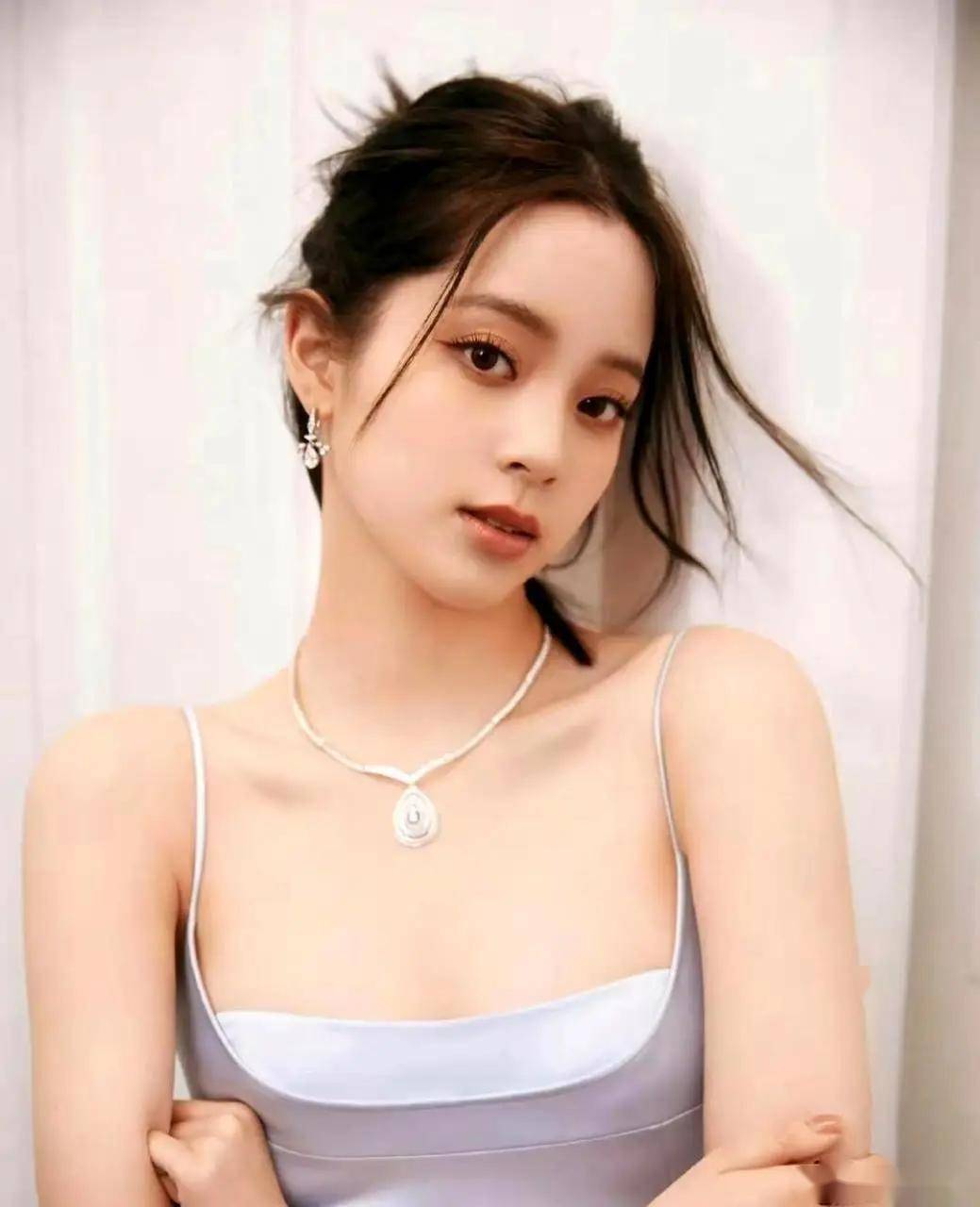 天才少女欧阳娜娜,23岁魅力升级,每一张都足以颠覆想象,这谁顶得住!