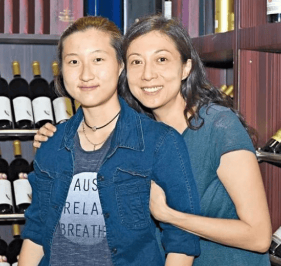 白发,眼神无光,成龙惊现断崖式衰老,直言此生愧对女儿