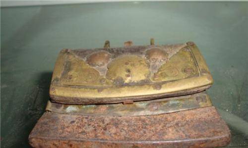 火镰的打火原理相较于火折子要简单很多,就是利用摩擦起火的原理,在